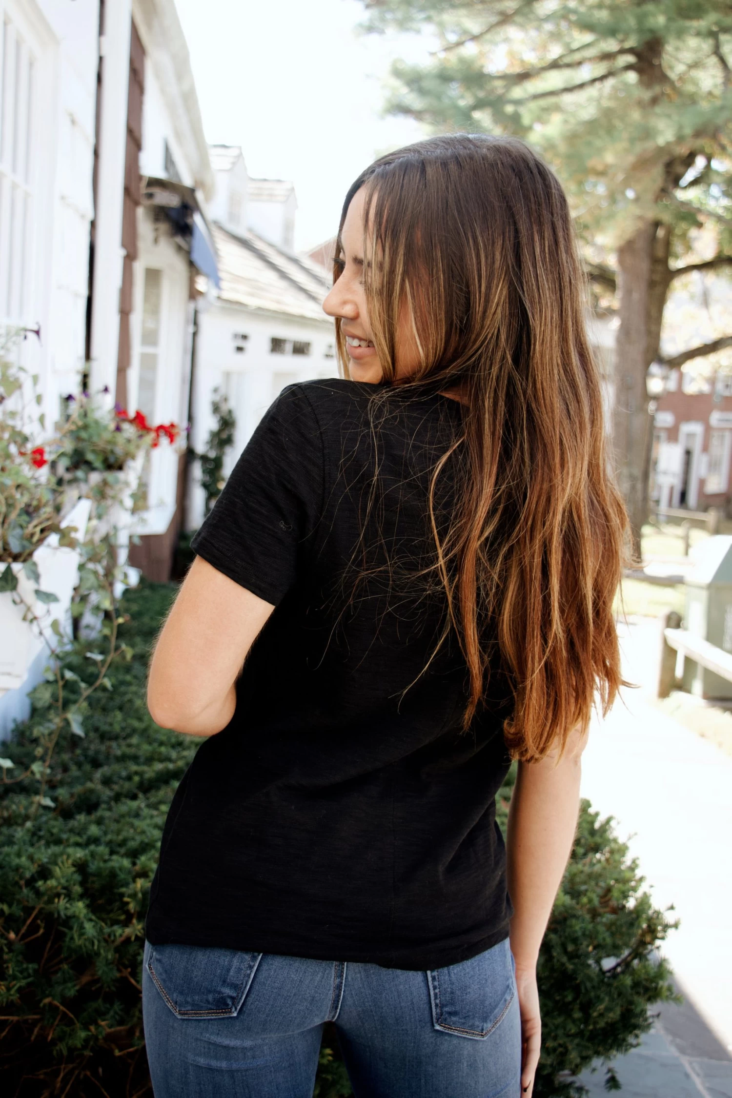V-Neck Back Seam Tee In Black - Image 4
